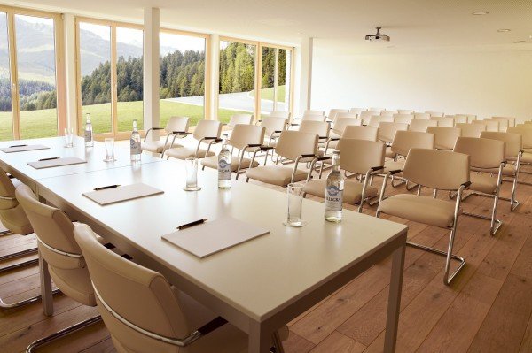 Sedi di conferenze, Nira Alpina