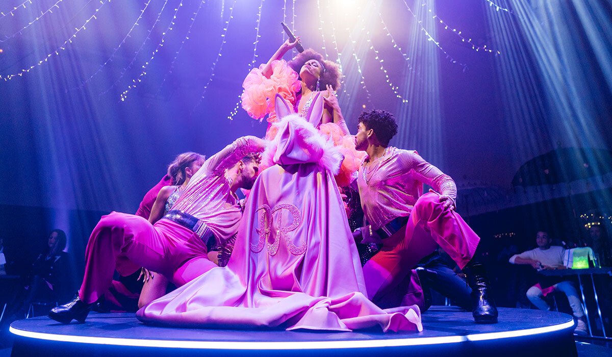 Pink Rabbit Dinner Show mit Künstlern in pinkfarbenem Kostüm auf der Bühne