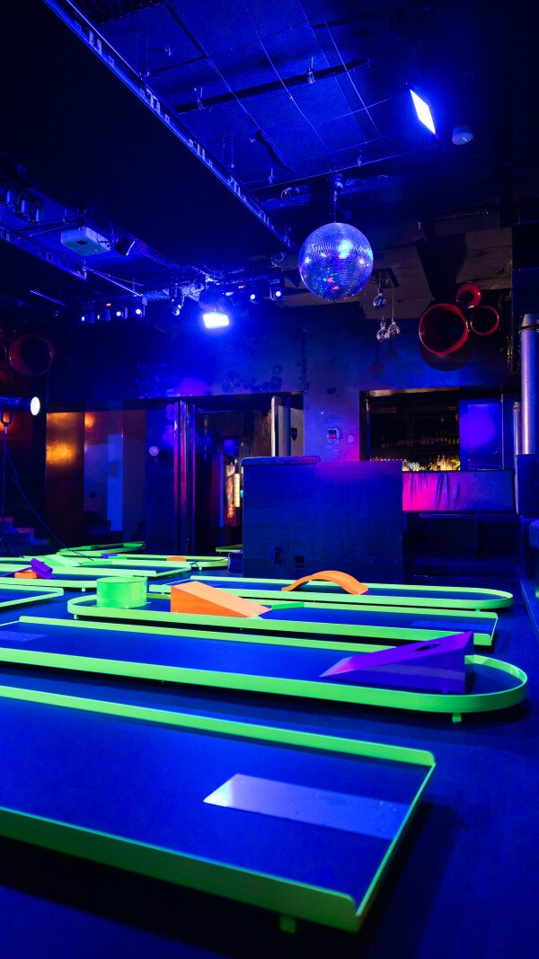 Neon Minigolf am Bellevue / Sächseleutenplatz