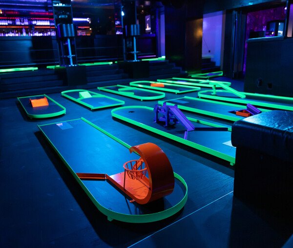 Neon Minigolf am Bellevue / Sächseleutenplatz