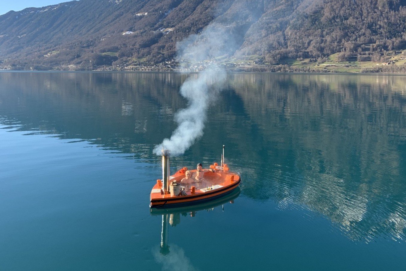 Schwimmender Whirlpool auf dem Brienzersee