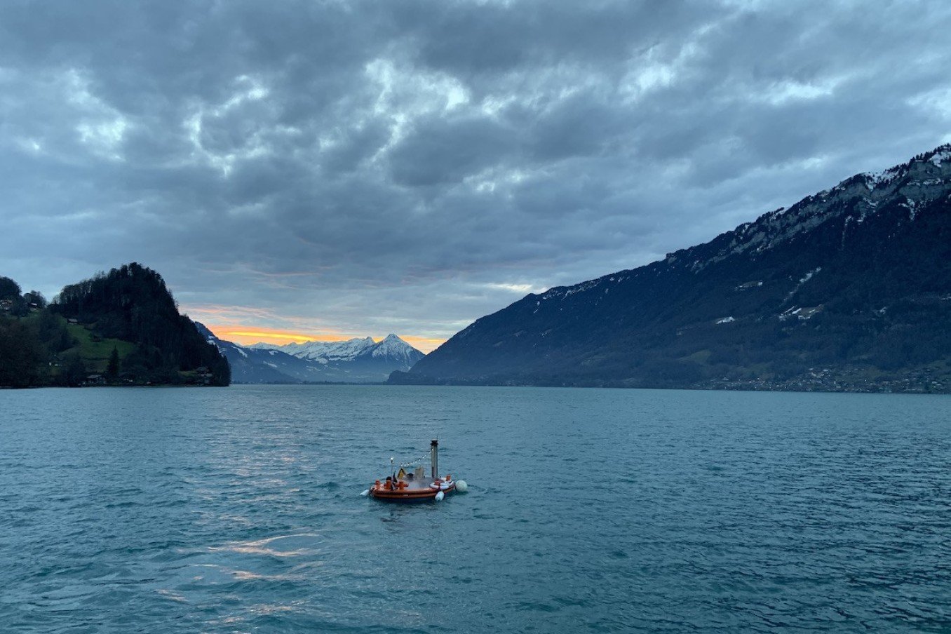 Schwimmender Whirlpool auf dem Brienzersee