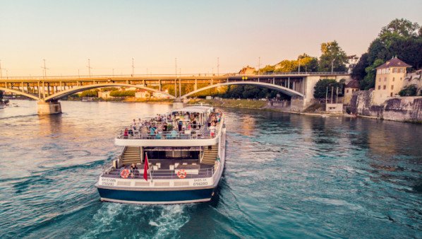 Eventschiff auf dem Rhein in Basel