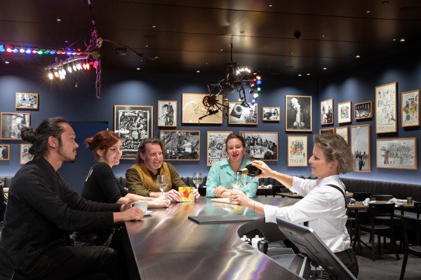 "Bistro | Restaurant Chez Jeannot" im Museum Tinguely