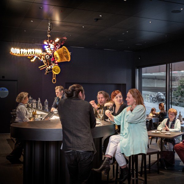 "Bistro | Restaurant Chez Jeannot" im Museum Tinguely